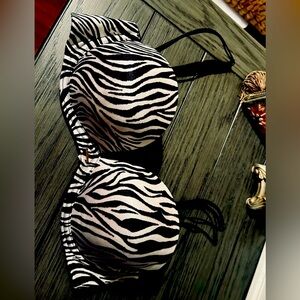 Victoria’s Secret multi way strapless bra
36 c